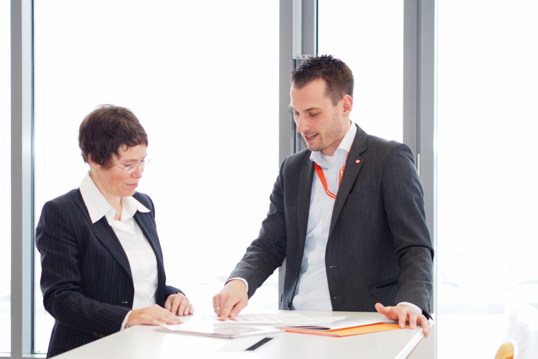 Dr. Oliver Vogler, Vizepäsident Strategy & Marketing für Ledvance, und Juliane Braun, freie Autorin für die ElektroWirtschaft, im Gespräch. (Foto: Ledvance)