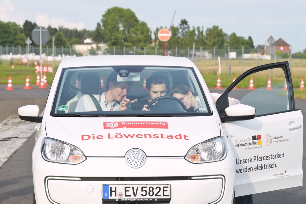 DRIVE-E-Akademie 2016: Beim Fahrevent auf dem Verkehrsübungsplatz Braunschweig konnten die Teilnehmerinnen und Teilnehmer aktuelle Elektroautos testen. (Foto: Isabell Massel / DRIVE-E)