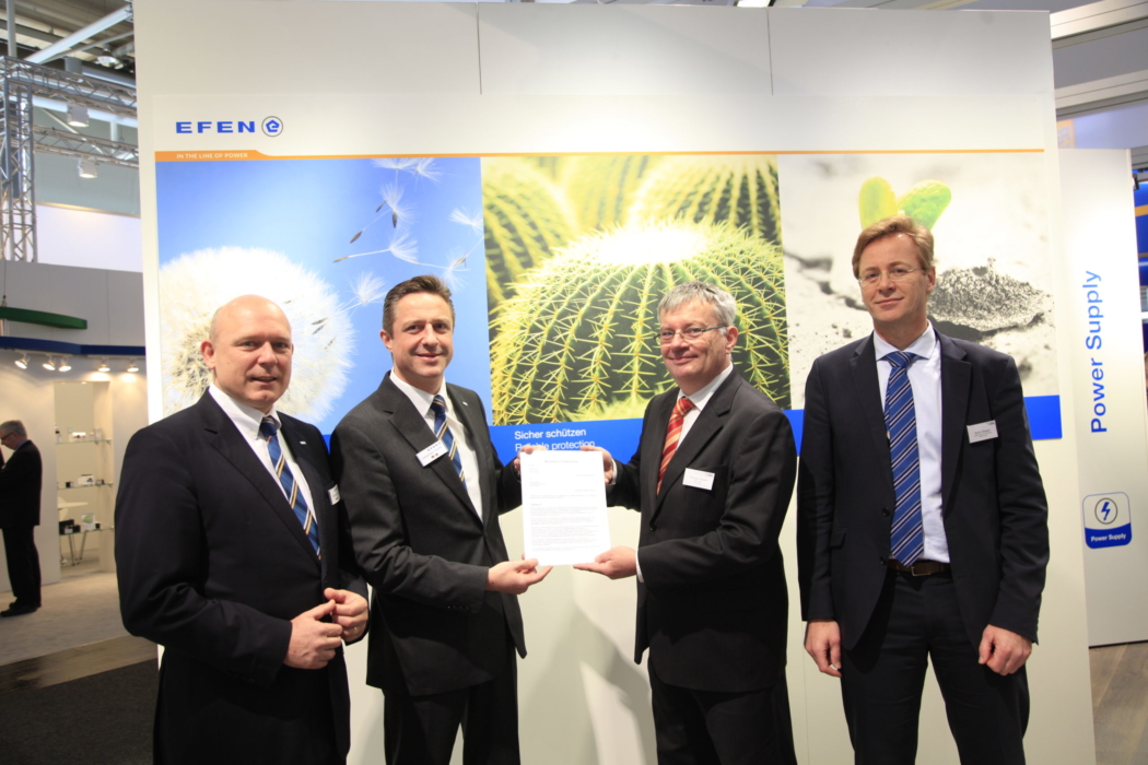 Die Geschäftsführer Der Efen Gmbh, Michael Lehr Und Johannes Thomé, Mit Thomas Wodtcke (leiter Sag Gmbh Bereich Cegit) Und Martin Stiegler (leiter Sag Cegit Produktmanagement) (v.l.n.r.) Haben Auf Der Hannover-messe Einen Letter Of Intent über Die Zusammenarbeit Im Bereich Smart-grid-anwendungen Unterzeichnet.