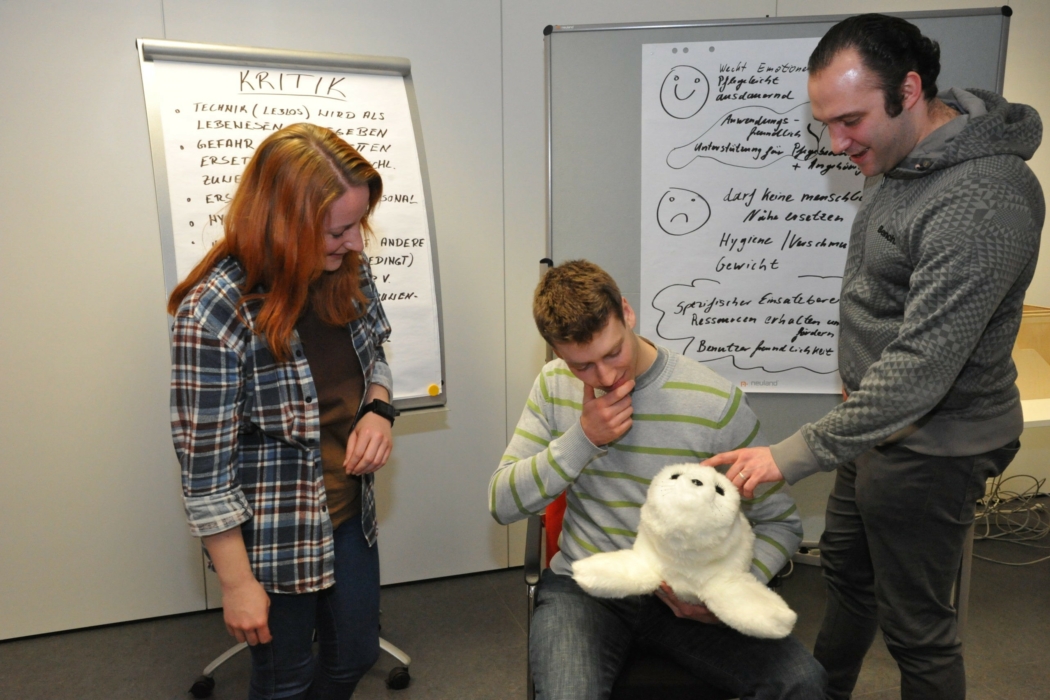 Anhand Des Robbenroboters Paro Wird über Ethische Aspekte Des Technikeinsatzes In Der Pflege Diskutiert. (foto: Universität Kassel)