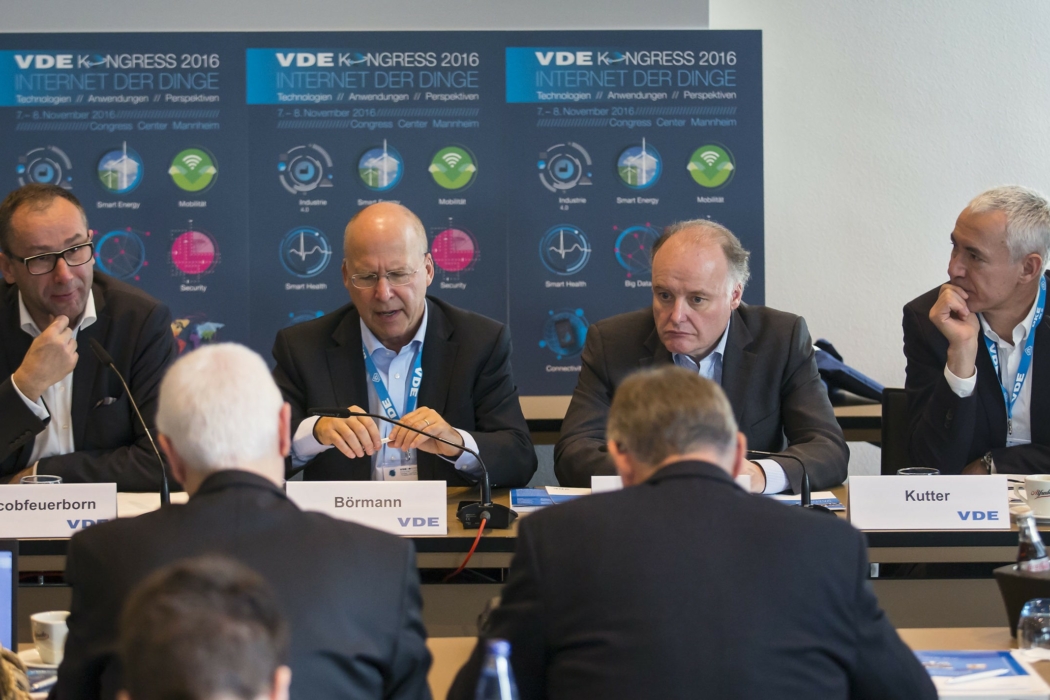 Dr. Bruno Jacobfeuerborn, Vde-präsident Und Cto Der Deutschen Telekom Ag, Bonn, Dr. Walter Börmann, Leiter Kommunikation Und Public Affairs Des Vde, Frankfurt, Dr. Gunther Kegel, Stv. Vde-präsident Und Vorsitzender Der Geschäftsleitung Der Pepperl+fuchs Gmbh, Mannheim, Und Prof. Dr. Rer. Nat. Christoph Kutter, Wissenschaftlicher Tagungsleiter Des Vde-kongresses Und Leiter Der Fraunhofer-einrichtung Für Mikrosysteme Und Festkörper-technologien Emft, München. (foto: Vde)