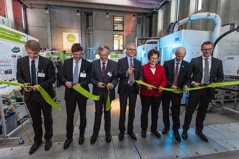 Eröffnung der Forschungsfabrik: Martin Beck (Projektleiter ETA-Fabrik), Prof. Jens Schneider (TU Darmstadt), Prof. Eberhard Abele (TU Darmstadt), Tarek Al-Wazir (Hessischer Wirtschaftsminister), Parlamentarische Staatssekretärin Brigitte Zypries, Prof. Hans Jürgen Prömel (Präsident der TU Darmstadt) und Rolf Najork (Bosch-Rexroth AG) (v.l.n.r.) (Foto: Felipe Fernandes/TU Darmstadt)