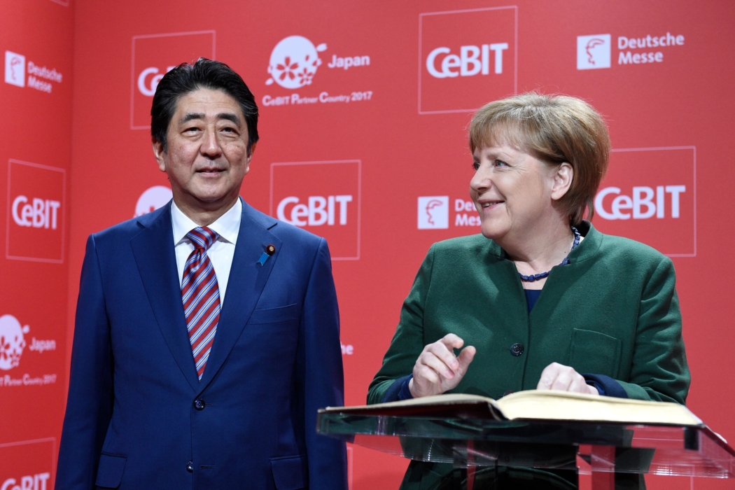 H.E. Shinzo Abe, Premierminister von Japan und Bundeskanzlerin Dr. Angela Merkel bei der Welcome Night der CeBIT. (Foto: Deutsche Messe)