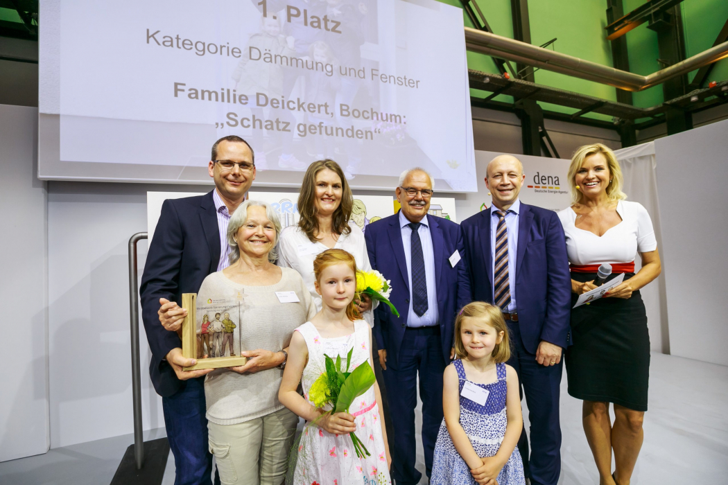 Thomas Deickert, Evelin Wehling, Jana Deickert, Lothar Bombös, Vorstandsvorsitzender Qualitätsgedämmt E.v. Und Jurymitglied Des Wettbewerbs Sanierungshelden; Andreas Kuhlmann, Vorsitzender Der Geschäftsführung Deutsche Energie-agentur (dena); Carola Ferstl, Moderatorin N-tv; Vorn: Viktoria (links) Und Emilia Deickert (foto: Dena)