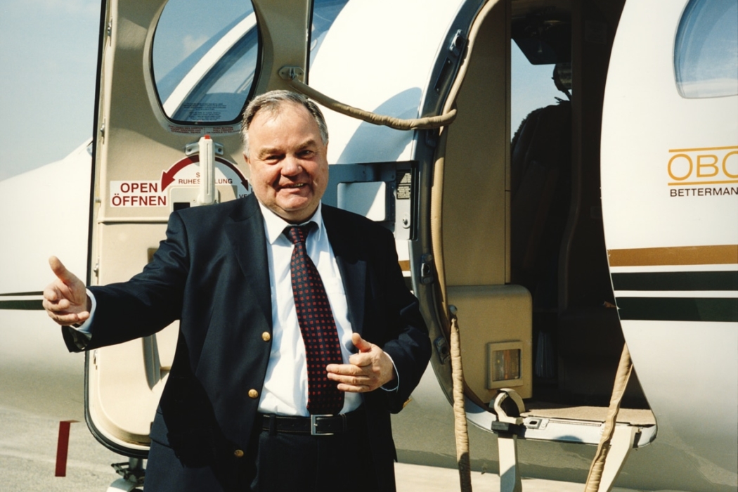 Ulrich Bettermann Auf Dem Flugplatz Arnsberg/menden Vor Einem Der Obo Jets, Mit Dem Michail Chodorkowskij Nach Deutschland Gebracht Worden Ist.