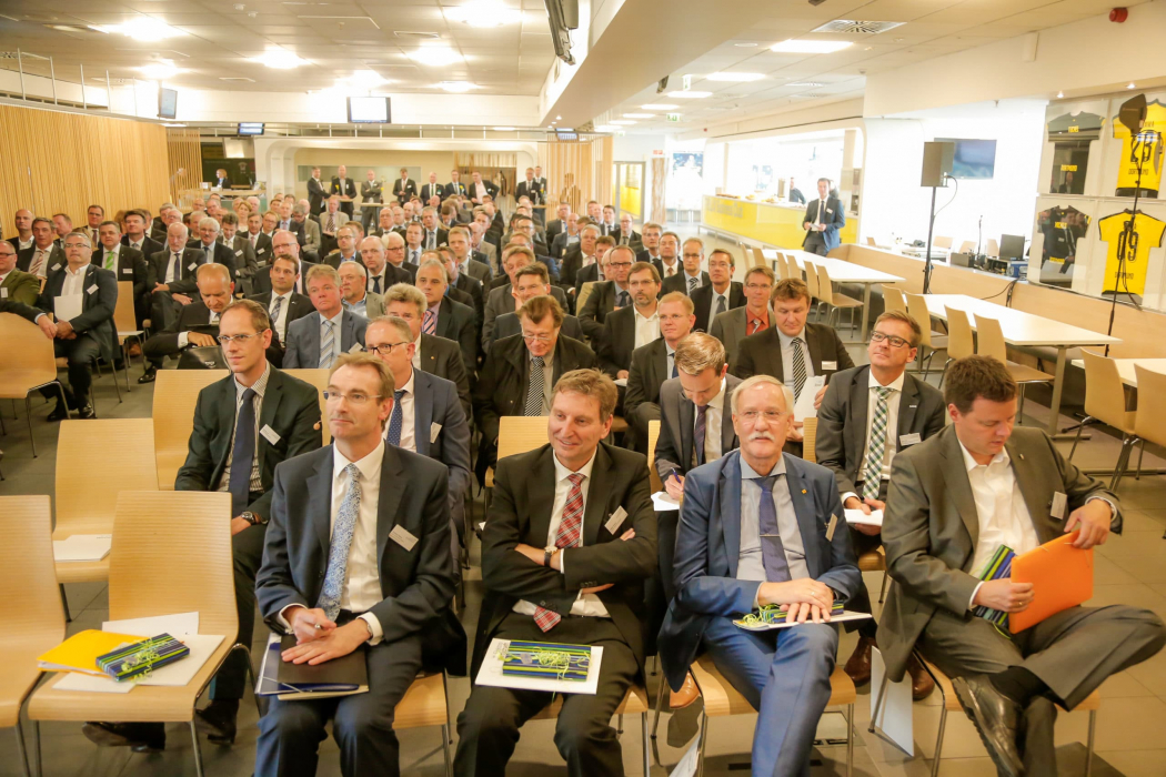 Die Elektrobranche Versammelt Im Signal Iduna Park (fotos: Stephan Schütze / Elektrowirtschaft)
Anpfiff Der Ersten Halbzeit Durch Gudrun Arnold-schoenen!
Die Referenten Des Forum Elektrowirtschaft 2015