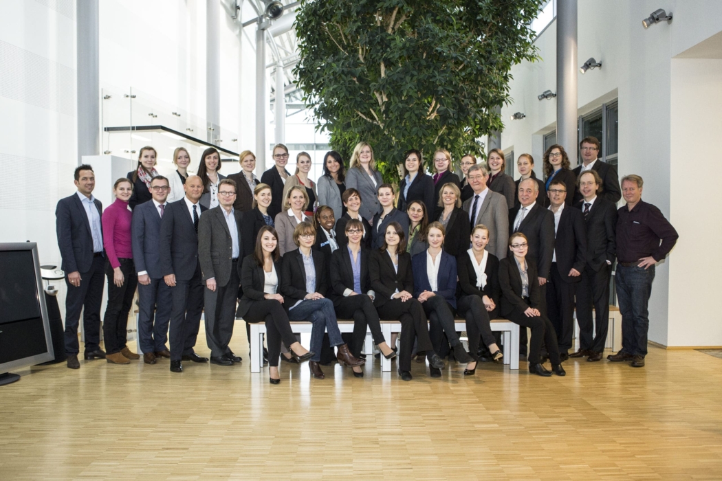 Die 23 Studentinnen Des Hochschulkarrierezentrums Femtec Mit Adalbert M. Neumann, Vorsitzender Der Geschäftsführung Von Busch-jaeger (zweite Reihe, Stehend, 5. Von Links) Und Jürgen Högener, Geschäftsführer (zweite Reihe, Stehend, 4. Von Rechts) Sowie Das Team Der Beteuerinnen Und Betreuer Von Abb Und Busch-jaeger.