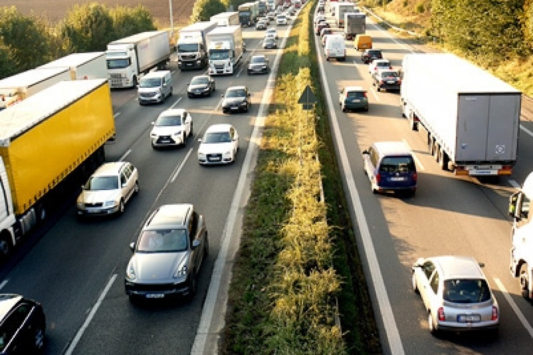 Die Anzahl der versendeten Güter wird stetig mehr, immer mehr Transporter verstopfen deshalb die Straßen und stören den Verkehrsfluss. Doch das ist nur eines von mehreren Problemen in der Logistik.