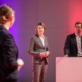 GFU-Geschäftsführerin Sara Warneke (Mitte) bei der Vorstellung erster Neuheiten im Vorfeld der IFA 2022. Foto: Messe Berlin