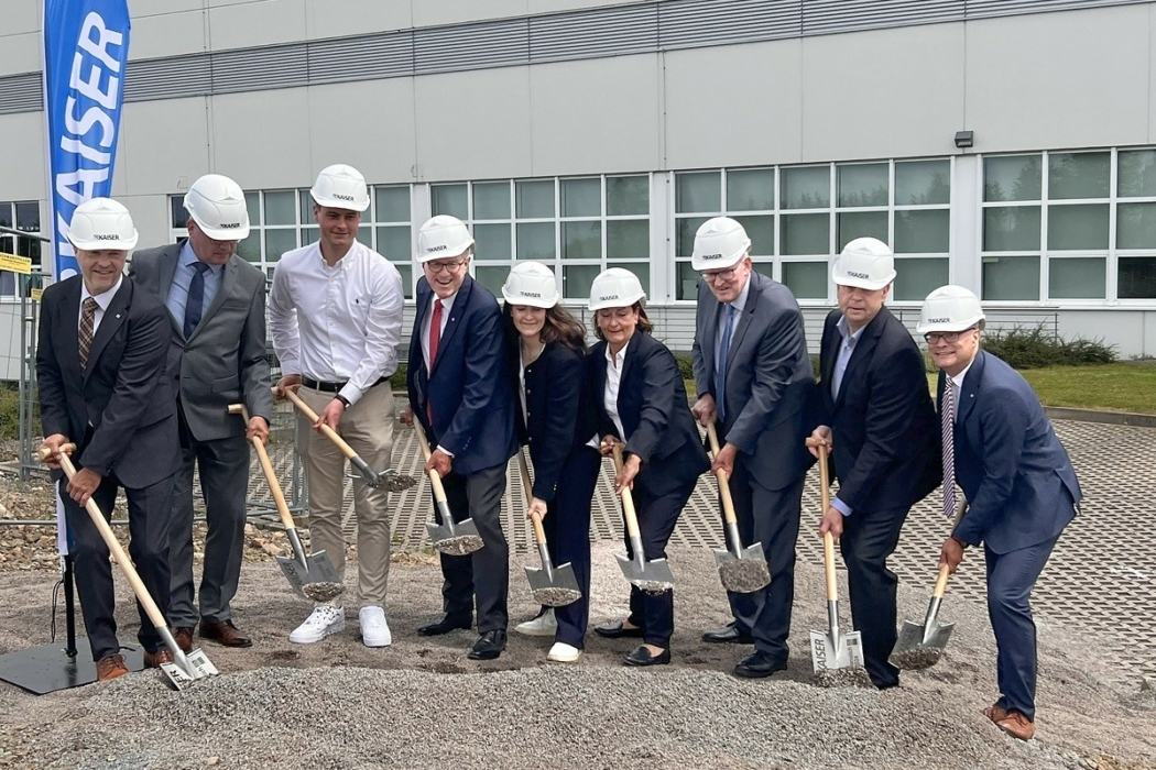 Torsten Nolting (CEO KAISER GROUP), Olaf Janitza (Geschäftsleiter Technik – Projektleiter), Adrian Kaiser, Burkard Kaiser (Geschäftsführer), Lara Kaiser und Anja Kaiser, Bürgermeister Jörg Schönenberg, Ulrich Kaiser und Steffen Oellers (Geschäftsführer) (von links) beim symbolischen Spatenstich am Ramsloh 4 in Schalksmühle. (Foto: Kaiser)