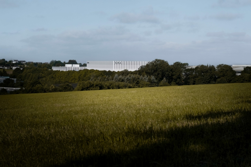 Auf dieser Fläche an der Bundesstraße 229 errichtet Gira einen eigenen Solarpark (Foto: Gira)