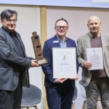 Norbert Gornik (Mitte) nahm den Preis entgegen. (Foto: Messe München)